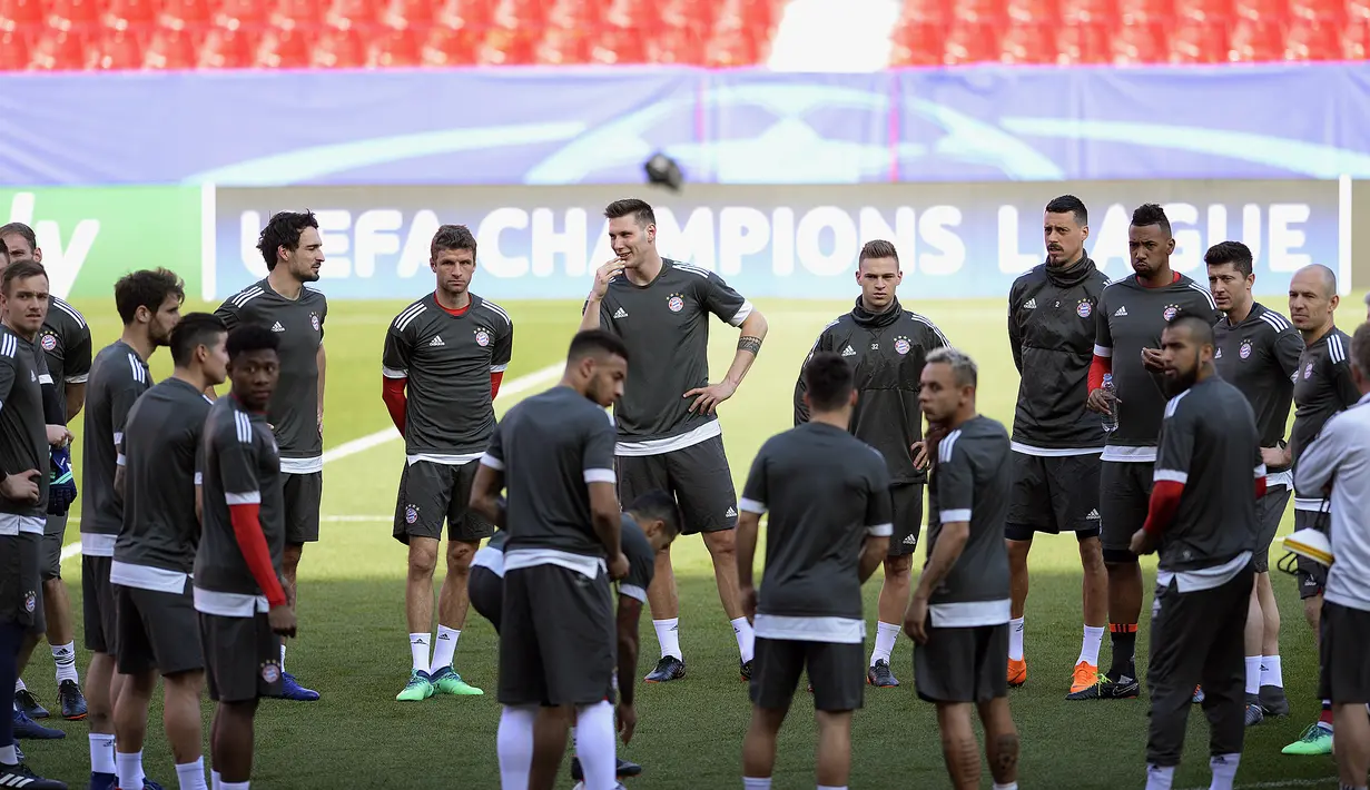 Pemain Bayern Munchen berkumpul mendengar arahan pelatih saat sesi latihan di Ramon Sanchez Pizjuan Stadium, Sevilla, (2/4/2018). The Bavarians akan melawan Sevilla pada leg pertama perempat final Liga Champions. (AFP/Cristina Quicler)