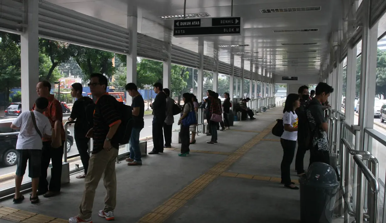 Desain halte ini dibuat permanen dengan lantai beton dan jalur untuk memandu penyandang tuna netra serta tak ada dinding alumunium sehingga suasananya tidak pengap, Jakarta, Jumat (6/6/14). (Liputan6.com/Faizal Fanani)