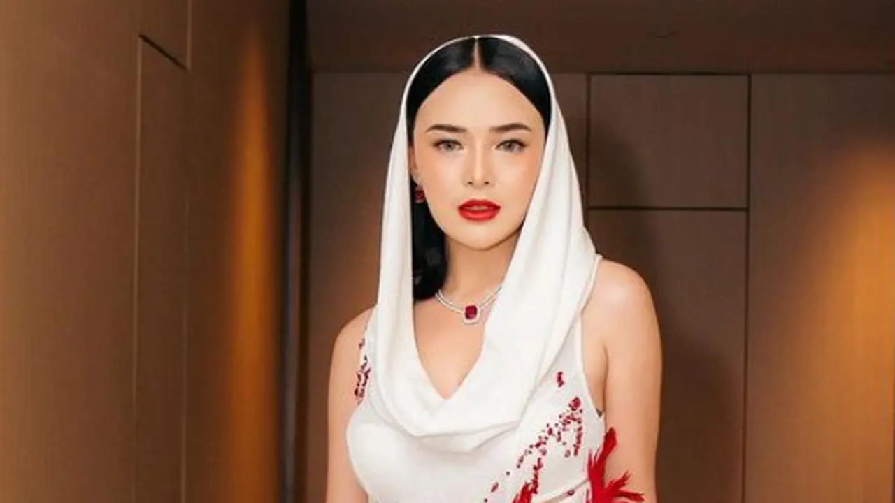 Amanda Manopo Kenakan Gaun Mewah
