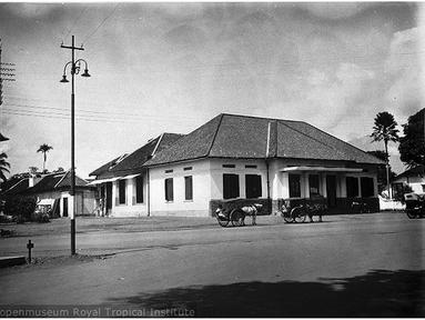 Jalan depan Kantor Pos pusat Kota Malang masih sangat sepi. (Source: jelajahmalangku.blogspot.com)