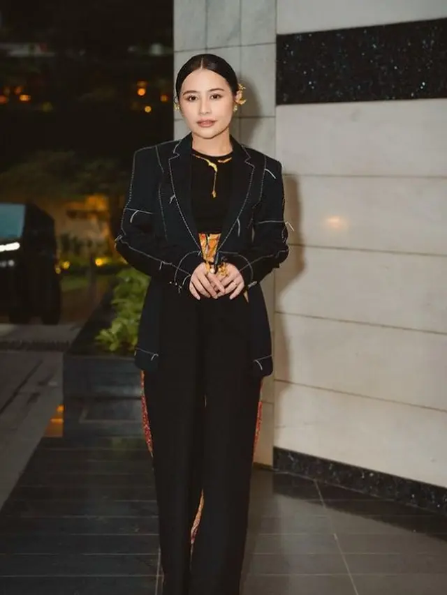 Prilly Latuconsina ala wanita karier (Instagram/prillylatuconsina96)