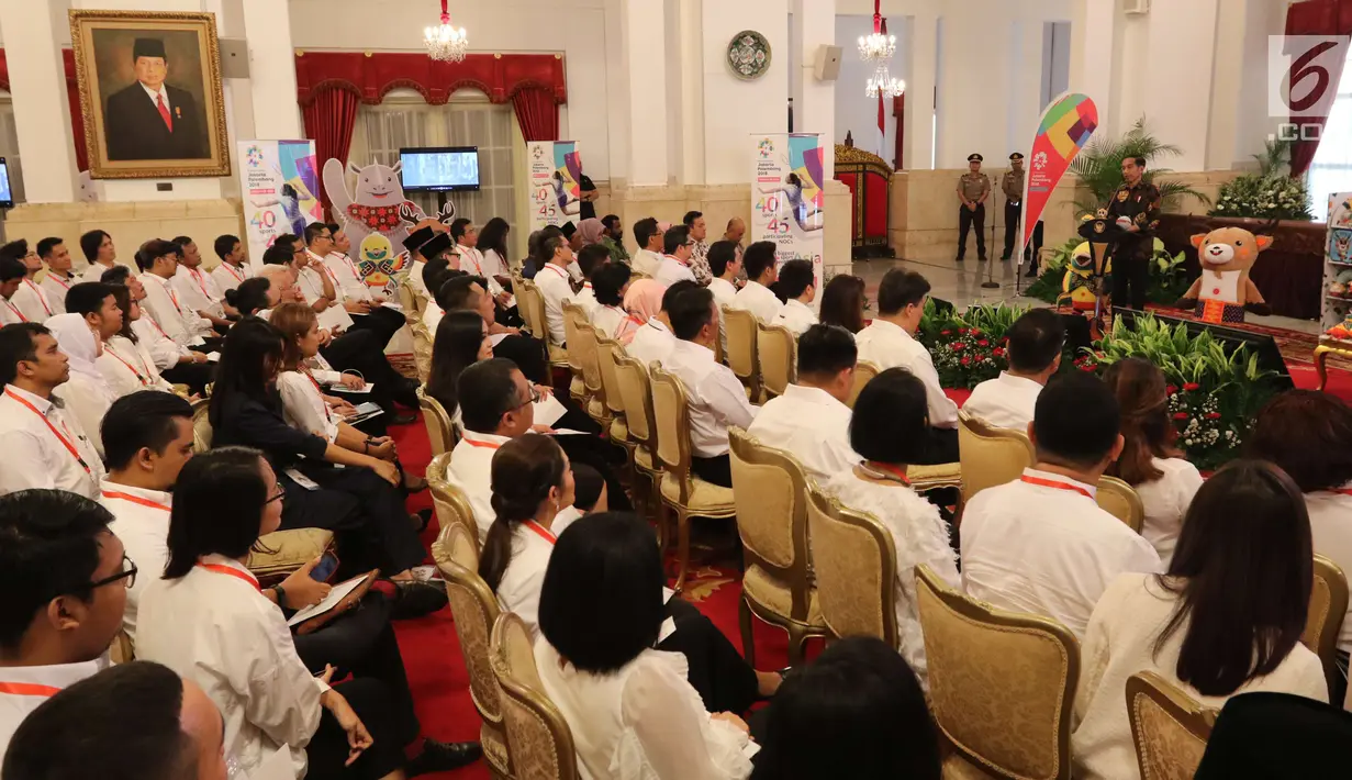 Artis dan vlogger mendengarkan sambutan Presiden Joko Widodo saat promosi Asian Games 2018 di Istana Negara, Jakarta, Selasa (5/6). Jokowi mengatakan sebentar lagi kita akan mempunyai perhelatan besar Asian Games yang ke-18. (Liputan6.com/Angga Yuniar)