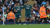 Gelandang Brighton asal Swedia, Yasin Ayari (kiri), merayakan gol pertama timnya dalam pertandingan Liga Inggris antara Manchester City dan Brighton & Hove Albion di Stadion Etihad, Manchester, Inggris barat laut, pada 31 Oktober 2026. (Darren Staples / AFP)