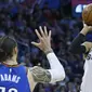 Pebasket San Antonio Spurs, Patty Mills, berusaha memasukan bola saat pertandingan melawan Oklahoma City Thunder pada laga NBA di Chesapeake Energy Arena, Minggu (11/3/2018). Thunder menang 104-94 atas Spurs. (AP/Sue Ogrocki)