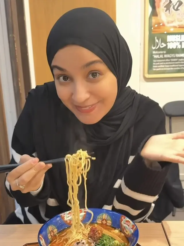 Shireen Sungkar makan ramen ke Jepang Hanya Berdua Tengku Wisnu. [@shireensungkar]