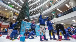 Anak-anak bermain dan memadati wahana salju yang ada di Mall Ciputra, Jakarta barat, Selasa (19/12). Area bermain salju atau Snow Playland memberikan nuansa salju sungguhan, seluas 100 meter persegi. (Liputan6.com/Faizal Fanani)