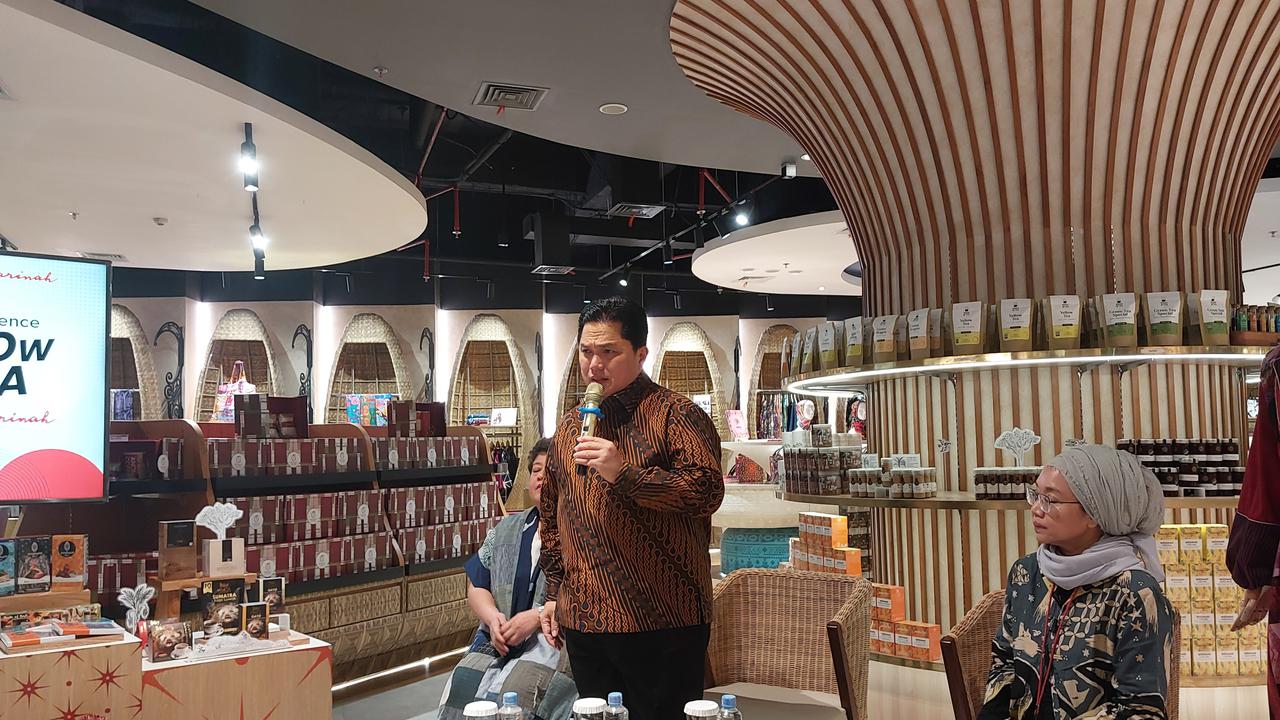 Menteri BUMN Erick Thohir mengungkap produk UMKM lokal Indonesia bisa bersaing dengan produk dari luar negeri.