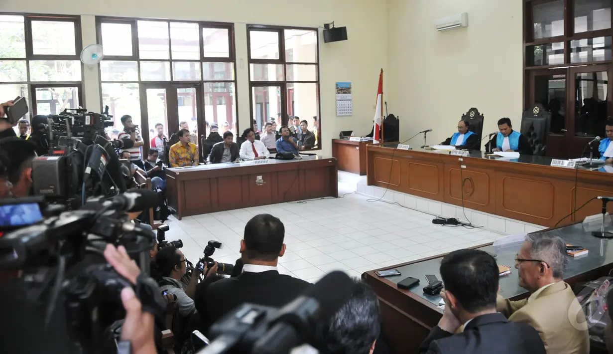 Suasana Sidang Putusan sengketa kepengurusan Golkar di Pengadilan Tata Usaha Negara Jakarta Timur, Senin (18/5/2015).  Majelis hakim PTUN Jakarta memutuskan mengabulkan gugatan kubu Aburizal Bakrie (Ical). (Liputan6.com/Johan Tallo)