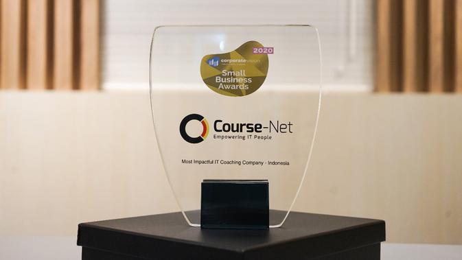 Lembaga kursus asal Indonesia, Course-Net, meraih penghargaan The Most Impactful IT Coaching dari Corporate Vision
