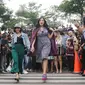 Penyanyi Gisella Anastasia dan artis Jessica Iskandar ikut meramaikan Citayam Fashion Week di kawasan SCBD (Sudirman Citayam Bojong Gede Dukuh Atas), Dukuh Atas, Jakarta Pusat, Senin (25/7/2022). Gisella dan Jessica tampak catwalk di zebra cross Dukuh Atas BNI. (Liputan6.com/Herman Zakharia)