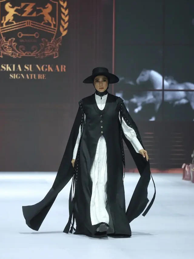 Nabila Syakieb Kenakan Hijab Saat Kenakan Koleksi Terbaru Zaskia Sungkar di JFW 2025. [Adrian/Fimela]