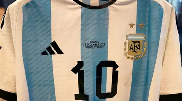 Jersey yang dikenakan dalam final Piala Dunia 2022 antara Argentina dan Prancis pada 18 Desember 2022, ditampilkan dalam pratinjau media lelang Sotheby's untuk enam seragam tanding Piala Dunia FIFA 2022 milik Lionel Messi, di New York City, Kamis (30/11/2023). (TIMOTHY A. CLARY / AFP)