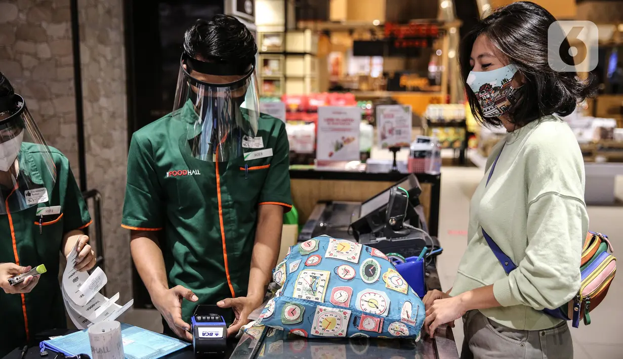Pengunjung menggunakan kantong belanja ramah lingkungan saat berbelanja di Mall Grand Indonesia, Jakarta, Rabu (1/7/2020). Hari pertama larangan penggunaan kantong plastik di Jakarta, pusat perbelanjaan ini menerapkan penggunaan kantong belanja ramah lingkungan (KBRL). (Liputan6.com/Faizal Fanani)