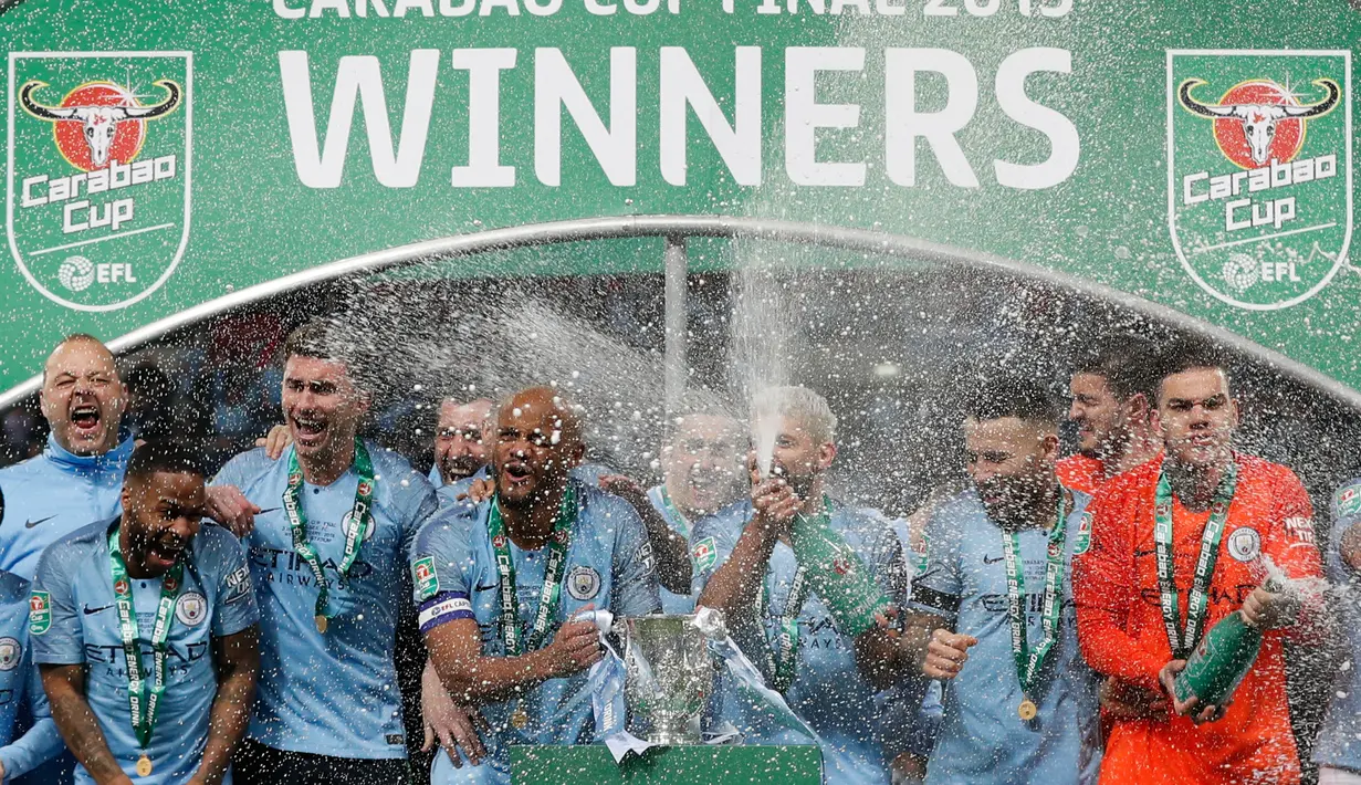 Selebrasi pemain Manchester City usai menjuarai Carabao Cup 2019 yang berlangsung di stadon Wembley, London, Senin (25/2). Man City menang 4-3 atas Chelsea lewat drama adu penalti. (AFP/Adrian Dennis)