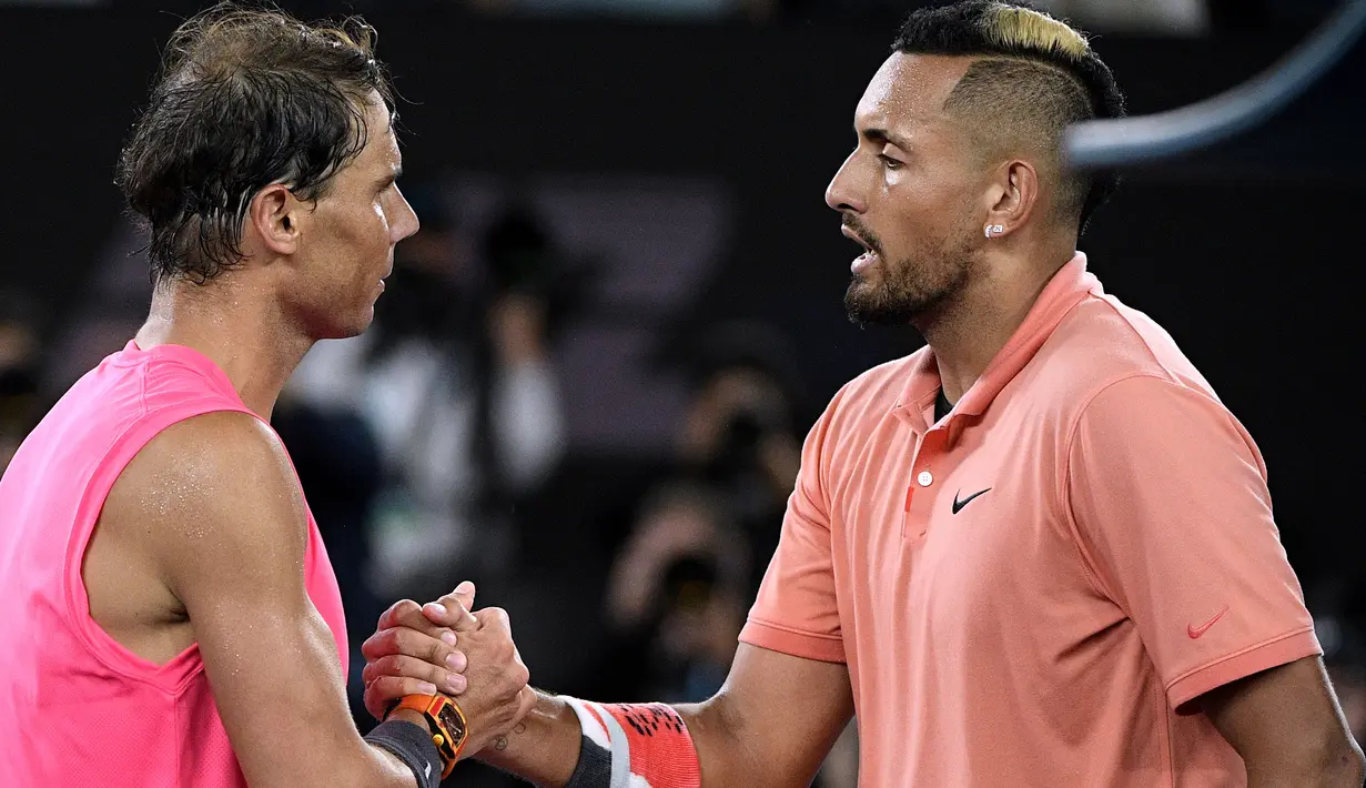 Petenis Spanyol, Rafael Nadal berjabat tangan dengan Nick Kyrgios dari Australia selama pertandingan tunggal putaran keempat di kejuaraan tenis Australia Terbuka di Melbourne, Australia (27/1/2020). Rafael Nadal menang dengan skor 6-3, 3-6, 7-6 (6), 7-6 (4). (AP Photo/Andy Brownbill)