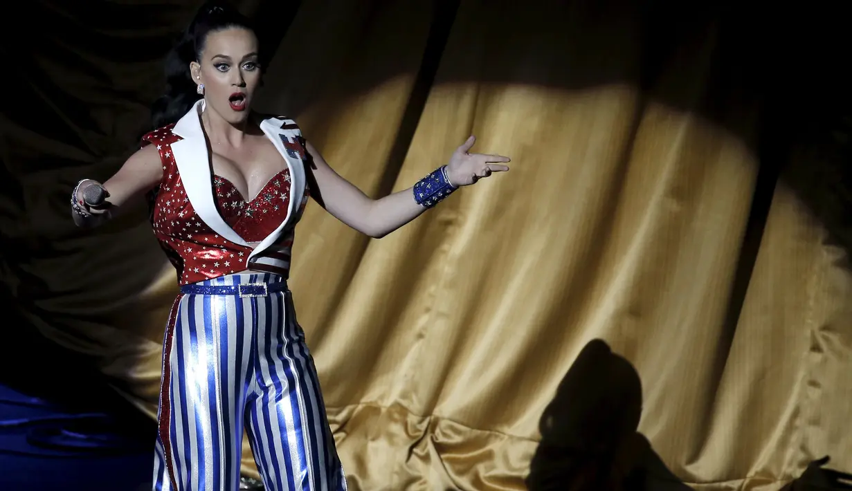 Katy Perry saat bernyanyi pada acara Hillary Victory Fund "I'm With Her" di Radio City Music Hall, New York, AS (2/3). Capres AS Hillary Clinton menggelar konser amal dalam acara kampanye lanjutan di New York. (REUTERS/Mike Segar)