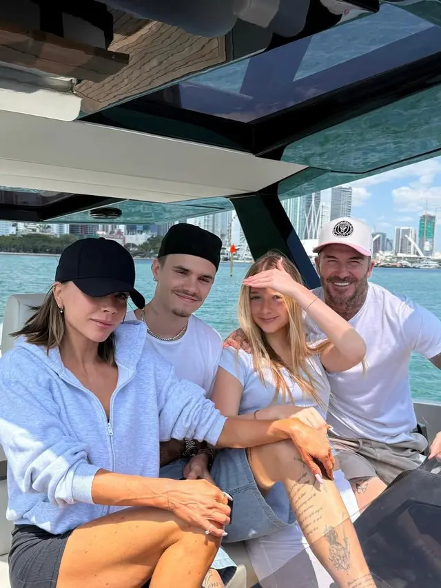 OOTD Hitam Putih Victoria Beckham Rayakan Ulang Tahun ke 51, Tampil Menyala dengan Outfit Santai hingga Formal