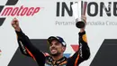 Pembalap MotoGP dari tim Red Bull KTM Factory Racing, Miguel Oliveira mengangkat piala usai memenangi ajang Pertamina Mandalika International Street Sirkuit, Nusa Tenggara Barat, Minggu (20/3/2022). Miguel Oliveira menempati podium utama ajang MotoGP Mandalika. (Liputan6.com/Helmi Fithriansyah)