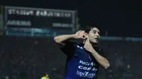 Esteban Vizcarra mencetak gol pertamanya di Arema Cronus, saat berhadapan dengan Sriwijaya FC. Gol Vizcarra tercipta dari aksi tendangan salto yang mengenai pemain belakang SFC dan memantul ke gawang. (Bola.com/Kevin Setiawan)
