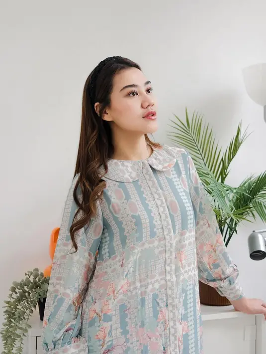 Aaliyah mengenakan tunik floral warna biru muda dengan aksen ruffle di bawahnya. Tunik dari brand lokal Muda bernama Magnanime Series Tunik Turquoise itu ditaksir seharga Rp455 ribuan.  [@aaliyah.massaid]