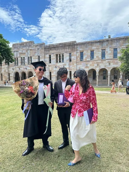 Bisa jadi inspirasi untuk hadiri acara wisuda anak nih, bagaimana menurutmu Sahabat Fimela? [@gistaputri]