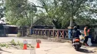 Warga Keluhkan Jalan Kampung Kramat Cipayung Jaktim Retak dan Amblas, Mobilitas Terhambat dan Macet