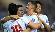 Pemain Timnas Indonesia merayakan gol yang dicetak oleh Jay Idzes (kedua kanan) pada laga Grup F Kualifikasi Piala Dunia 2026 melawan Vietnam di My Dinh Stadium, Vietnam, Selasa (26/03/2024). (AFP)