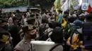 Polisi mengamankan aksi mahasiswa yang tergabung dalam Aliansi BEM Seluruh Indonesia (BEM SI) di sekitar Gedung Merah Putih KPK, Jakarta, Senin (27/9/2021). Aksi yang diikuti ratusan mahasiswa ini menuntut pembatalan pemecatan 57 pegawai KPK pada 30 September mendatang. (Liputan6.com/Faizal Fanani)