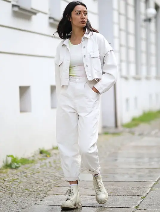 Atau kamu juga bisa mencoba tampilan denim on denim. Gunakan looser leg atau boyfriend jeans dengan cropped atau slim fit jacket jeans yang akan cocok untuk semua tipe tubuh. Foto: Purewow.