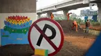 Petugas Penanganan Prasarana dan Sarana Umum (PPSU) menyelesaikan pembangunan Taman Pilar Jati di Cipinang Melayu, Jakarta, Selasa (27/10/2020). Area yang dilengkapi taman lalu lintas serta sarana bersepeda tersebut untuk mempercantik lahan tidur di kolong tol. (Liputan6.com/Immanuel Antonius)