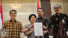 Harkristuti Harkrisnowo (kedua kiri) memperlihatkan daftar peserta yang lolos seleksi Profile Assessment di Kemensesneg, Jakarta, Kamis (9/7/2015).  Sebanyak 18 calon anggota KY lolos tes dari 34 peserta (Liputan6.com/Faizal Fanani) 