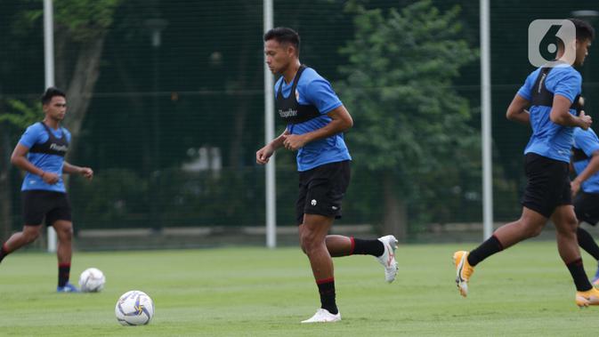Pemain Timnas Indonesia U-22 saat mengikuti latihan perdana di Lapangan D, Kompleks Gelora Bung Karno, Senayan, Jakarta, Rabu (10/2/2021). Latihan perdana Timnas U-22 diikuti 31 pemain yang dipersiapkan untuk ajang SEA Games 2021 di Vietnam. (Liputan6.com/Helmi Fithriansyah)
