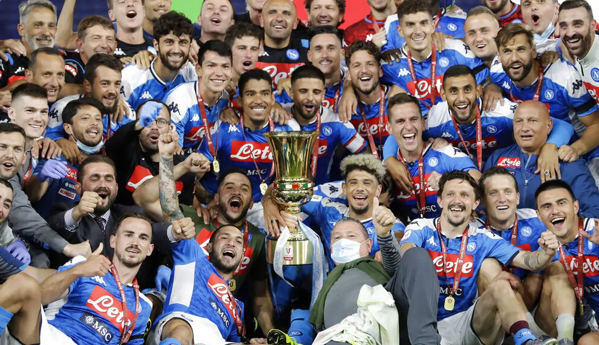 Para pemain Napoli merayakan kemenangan usai mengalahkan Juventus pada laga final Coppa Italia di Stadion Olympic, Roma, Rabu (17/6/2020). Napoli menjadi juara setelah berhasil menang lewat adu penalti atas Juventus dengan skor 4-2.(AP/Andrew Medichini)