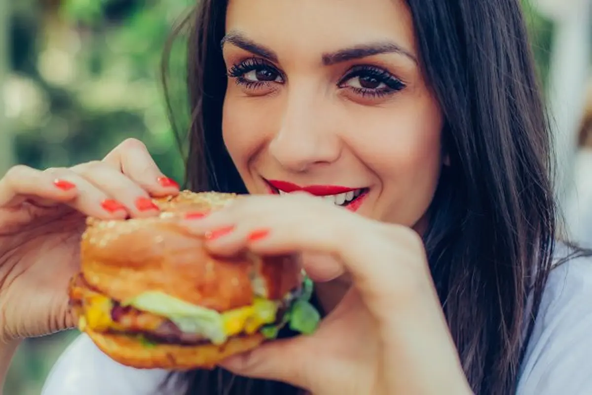 [Bintang] Ilustrasi Makan Burger