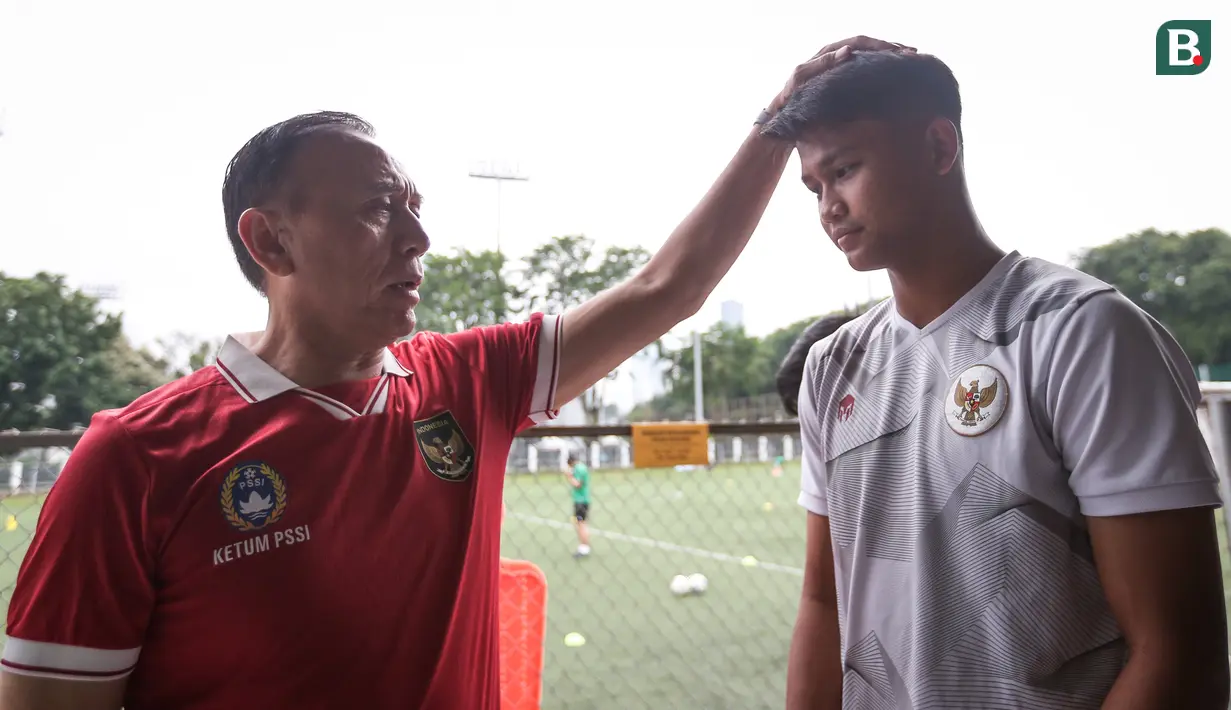 <p>Ketua Umum PSSI, Mochamad Iriawan memegang kepala pemain Hokky Caraka saat mendatangi latihan terbuka Timnas Indonesia U-20 untuk Piala Asia U-20 2023 di Lapangan C, Kompleks Stadion Utama Gelora Bung Karno (SUGBK), Jakarta, Rabu (08/02/2023). Ini merupakan kunjungan terakhir bagi pria yang akrab disapa Iwan Bule tersebut sebelum lengser dari jabatannya pada 16 Februari 2023 melalui Kongres Luar Biasa (KLB) PSSI. (Bola.com/Bagaskara Lazuardi)</p>