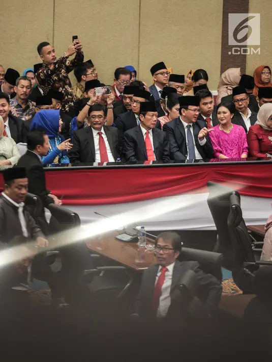 Mantan Gubernur DKI Jakarta, Basuki Tjahaja Purnama (Ahok) duduk bersama Sutiyoso dan Djarot Saiful Hidayat dalam pengukuhan anggota DPRD DKI p2019-2024 di gedung DPRD DKI Jakarta, Senin (26/8/2019). Sebanyak 106 anggota DPRD DKI terpilih 2019-2024 dilantik hari ini. (Liputan6.com/Faizal Fanani)