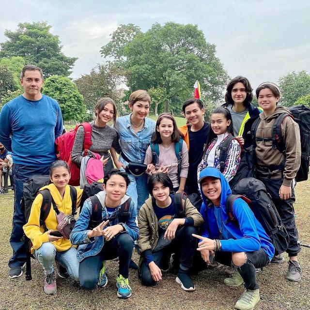 Disebut Mama Hits, Ini 6 Potret Windy Wulandari Bersama Pemain Muda Dari Jendela SMP