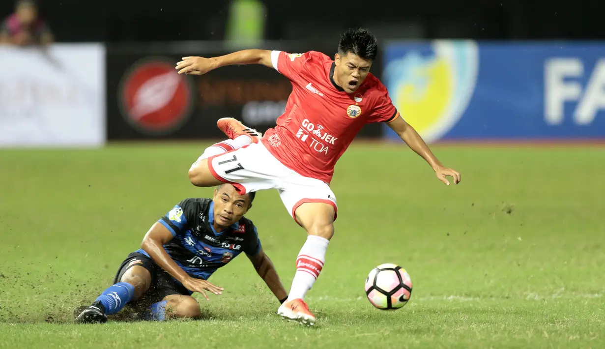 Pemain Persija Jakarta, Jefri Kurniawan lolos dari terjangan pemain Madura United pada lanjutan Liga 1 2017 di Stadion Patriot, Bekasi, Kamis (4/5/2017). Persija kalah dari Madura United 0-1. (Bola.com/Nicklas Hanoatubun)
