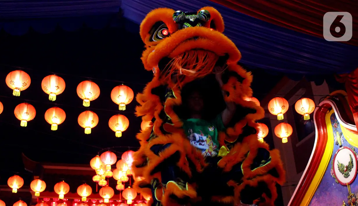 Atraksi barongsai menghibur pengunjung Vihara Dhanagun pada malam Tahun Baru Imlek 2571 di Bogor, Jumat (24/1/2020). Atraksi barongsai dan liong dilakukan Grup Atraksi Seni Indonesia (GASI) untuk menghibur jemaah yang bersembahyang selama malam Imlek. (merdeka.com/magang/Muhammad Fayyadh)