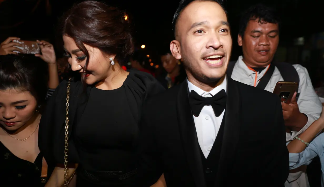 "Seru deh malam ini, pokok nya ikut bahagia dan selamat ya sekali lagi buat . KAHIYANG & BOBBY Happy Wedding ❤️❤️❤️," lanjut Ruben. Ratusan ribu pengikutnya memberikan tanda suka, dan mendapat beragam komentar dari warganet. (Adrian Putra/Bintang.com)