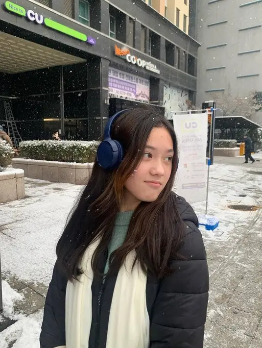 <p>Akan tetapi, publik salah fokus dengan kecantikan dari Mikhaela. Diketahui gadis yang akrab disapa Mikha ini akan berusia 13 tahun. [Foto: instagram.com/nafaurbach/mikhaela.lee]</p>