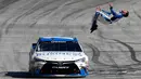 Pembalap Carl Edwards melakukan aksi gila dengan salto dari mobil ketika mesin dalam keadaan berjalan perlahan usai merayakan kemenangan NASCAR Sprint Cup Series Food City 500 di Bristol Motor Speedway (17/4). (AFP/Matt Sullivan)