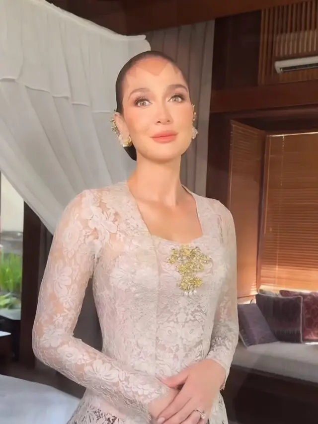 Kebaya pilihan Luna Maya di hari pernikahan.