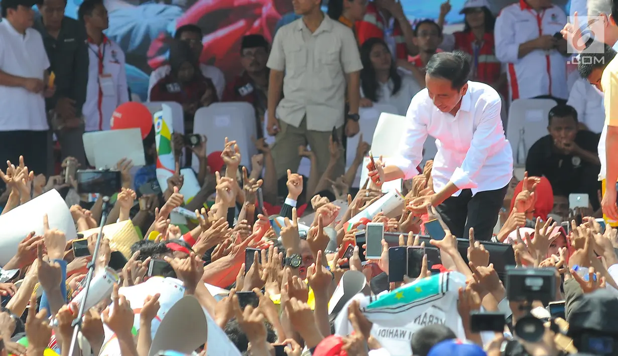 Capres 01 Joko Widodo foto bersama pendukungnya saat kampanye terbuka di Kabupaten Cirebon, Jumat (5/4). Jokowi mengajak masyarakat Cirebon, untuk datang ke TPS dan meminta masyarakat untuk mencoblos surat suara yang fotonya memakai baju putih. (Liputan6 com/Angga Yuniar)