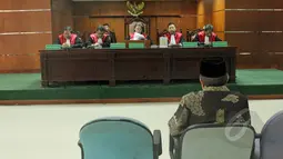 Majelis hakim membacakan putusan sela di pengadilan Tipikor, Jakarta, Senin (25/5/2015). Dalam sidang tersebut,  Majelis Hakim menolak seluruh Nota Keberatan terdakwa mantan Sekjen Kementerian ESDM Waryono Karno. (Liputan6.com/Helmi Afandi)