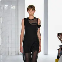 Onitsuka Tiger kembali menghadirkan koleksi terbarunya di panggung Milan Fashion Week. Kali ini, Onitsuka Tiger mempersembahkan koleksi SS24 Yellow Collection. [Foto: Document/Onitsuka Tiger]