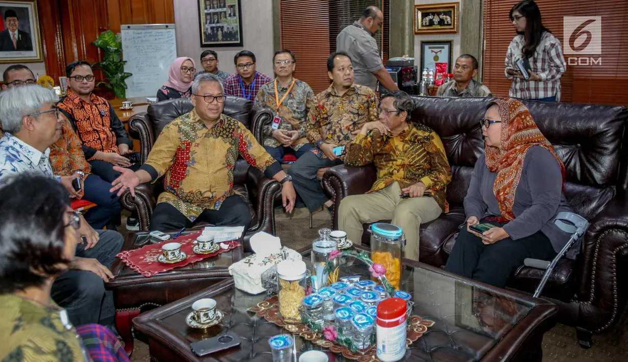 Suasana pertemuan antara Mantan Ketua Mahkamah Konstitusi (MK) Mahfud MD dan Ketua Komisi Pemilihan Umum (KPU) Arief Budiman di ruangannya di Gedung KPU, Imam Bonjol, Jakarta, Rabu (24/4). (Liputan6.com/Faizal Fanani)