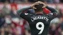 Striker Arsenal, Alexandre Lacazette, tampak kecewa usai dikalahkan Stoke City pada laga Premier League di Stadion Bet365, Sabtu (19/8/2017). Stoke City menang 1-0 atas Arsenal. (AFP/Roland Harrison)