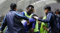 Michael Essien memberikan semangat kepada Ahmad Subagja setelah ditarik keluar saat melawan PS TNI pada Liga 1 2017 di Stadion Pakansari, Bogoro, Sabtu (22/4/2017). Persib bermain imbang 2-2 dengan PS TNI. (Bola.com/Nicklas Hanoatubun)