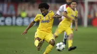 Gelandang Juventus, Juan Cuadrado, melepaskan tendangan ke gawang Olympiakos pada laga Liga Champions di Stadion Georgios Karaiskakis, Rabu (6/12/2017). Juventus menang 2-0 atas Olympiakos. (AP/Thanassis Stavrakis)